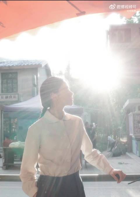 刘浩存自弹自唱兰花草，温柔演绎获赞