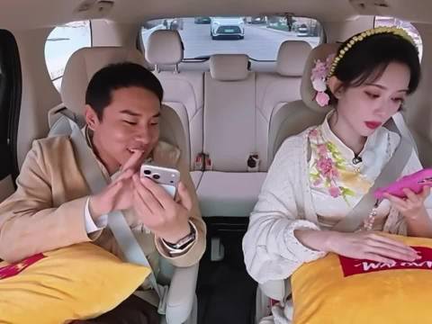 网友辣评徐志胜和孟子义同框路透， “留洋大小姐来找渔民订购海鲜”