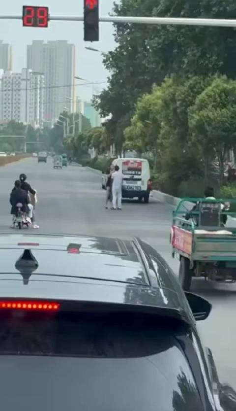 两车剐蹭引理赔分歧，车主协商未果