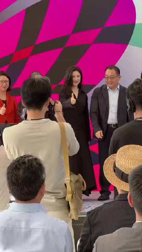 把高雅艺术拉近生活，朱珠这次的展览形式特别有意义