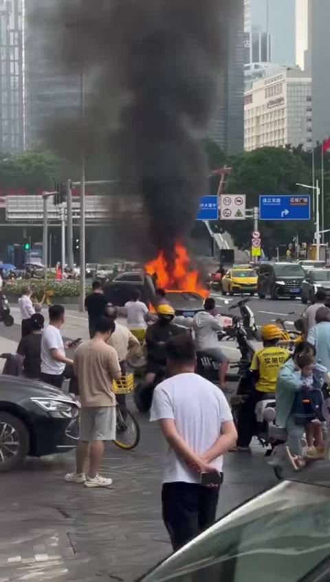 广州一大牛原地自燃了，没记错的话兰博基尼因为大牛自燃的事情全球还召回过