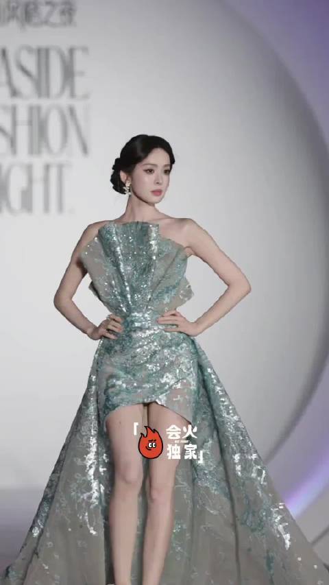 古力娜扎张予曦孔雪儿亮相风格之夜，红毯造型清新