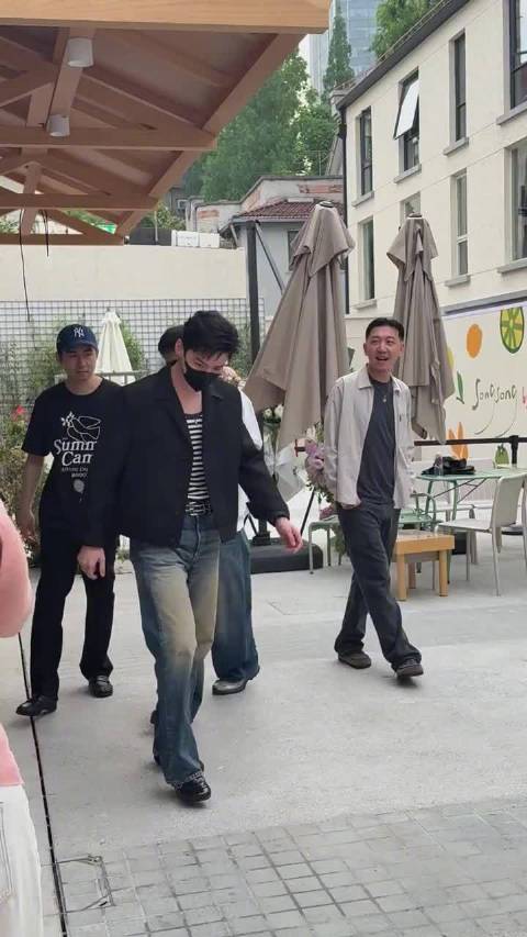 白敬亭就这样突然现身上海延庆坊