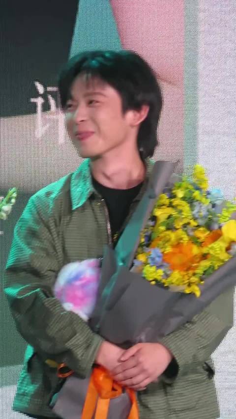 董子健街头整理衣着显随性