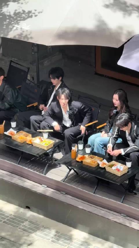 邓恩熙亮相兰州站与时代少年团成员同台