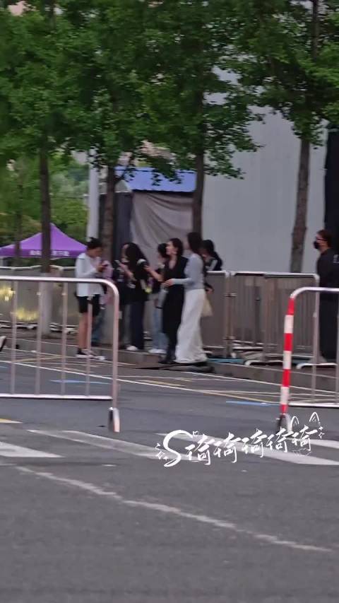 唐艺昕首任队长携孙怡范玮琪江语晨演绎胆小鬼