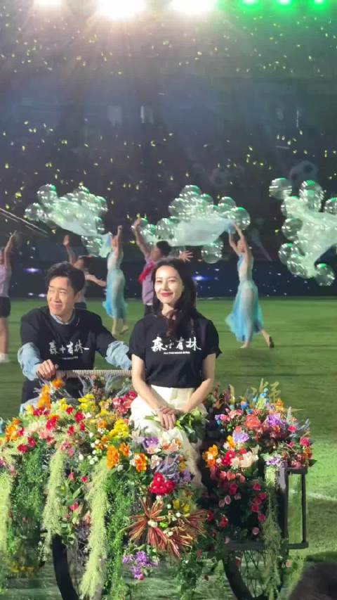 东北超有多能整活，于和伟和导演郑执骑着倒骑驴拉着高圆圆和张天爱就上场了