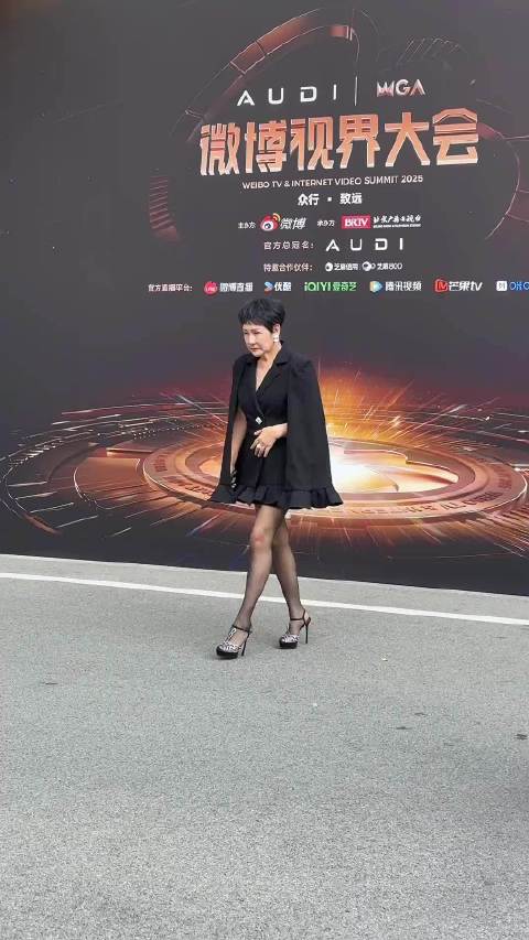 张凯丽素颜乘绿皮火车赴张掖录综艺