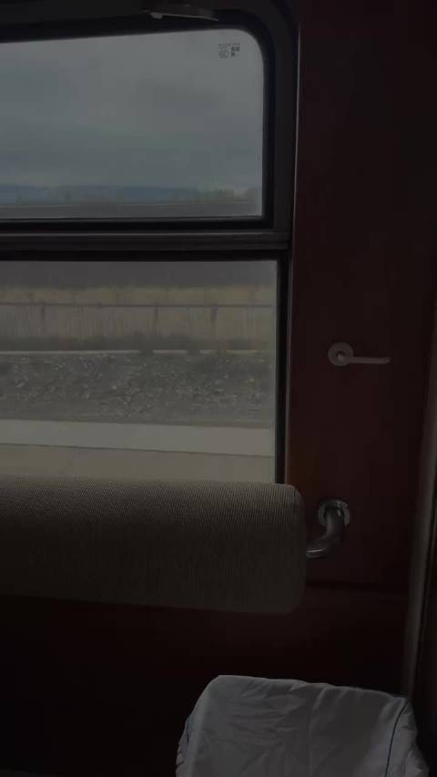 张凯丽乘火车赴张掖体验西游主题旅程