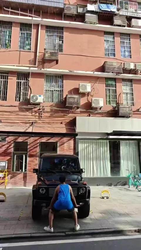 黄永钰徒手硬拉奔驰大G车轮离地，实拍无摆拍