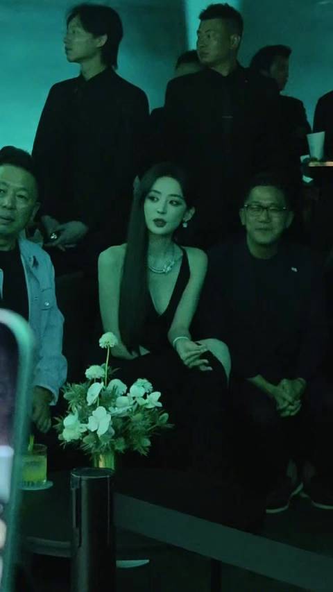 娜扎亮相Graff蝴蝶珠宝展，黑裙搭配尽显优雅灵动