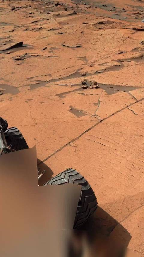 NASA火星车拍摄荒凉火星景观，图像中火星车被打码