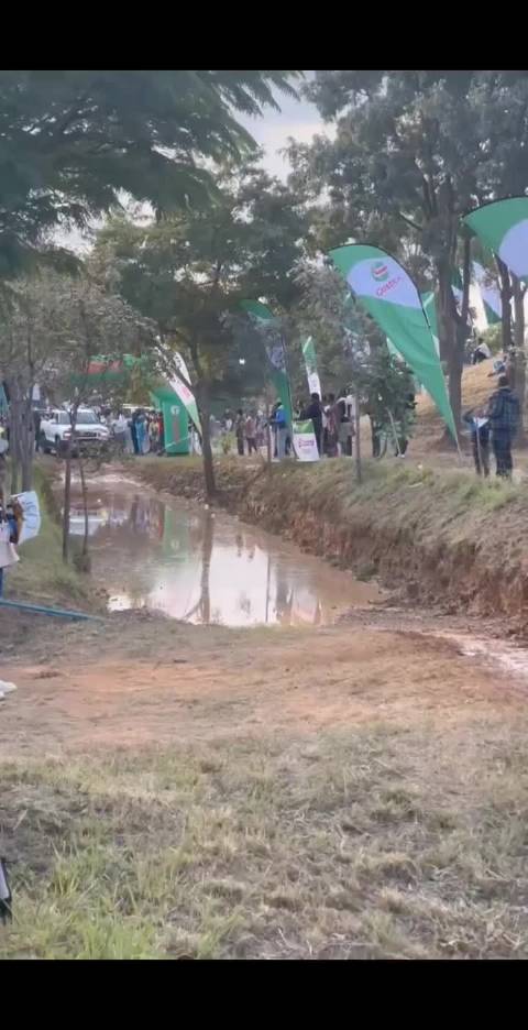 比亚迪非洲越野赛涉水表现引全场欢呼