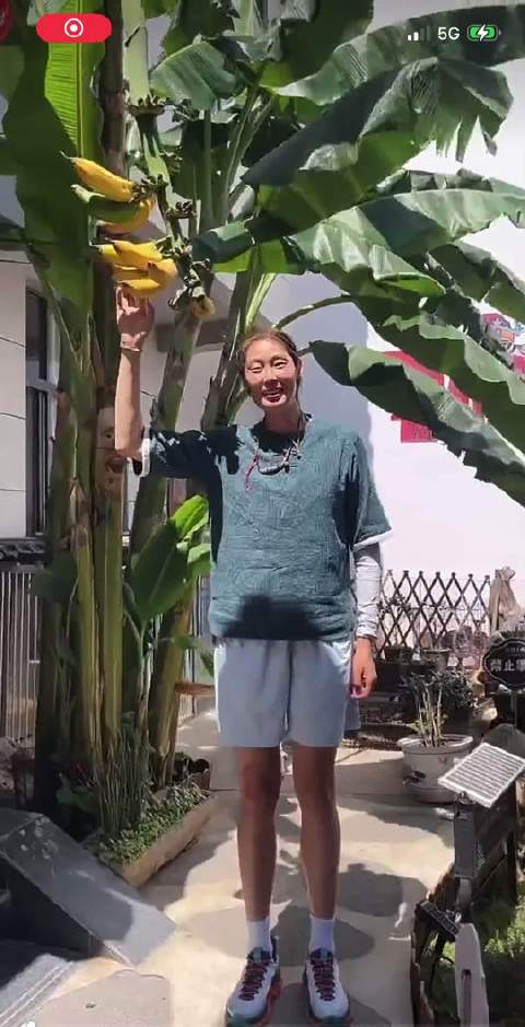 朱婷与姚迪休赛季同框，开心放松引关注