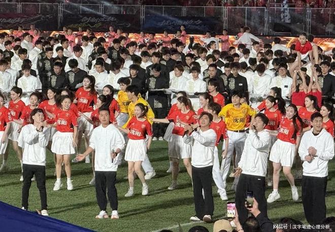 于和伟高圆圆亮相东北超，场面太热闹，东北明星凝聚力直接拉满