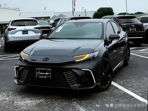 黑化套件+四排气!2026款凯美瑞夜色版，年轻人能不能直接冲