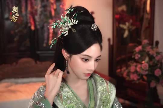 彭小苒新剧《朝无念》红衣造型曝光，演绎江湖女魔头