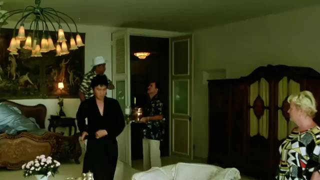 也只有星爷的表演，才能让你连旁边的比基尼都忘了看