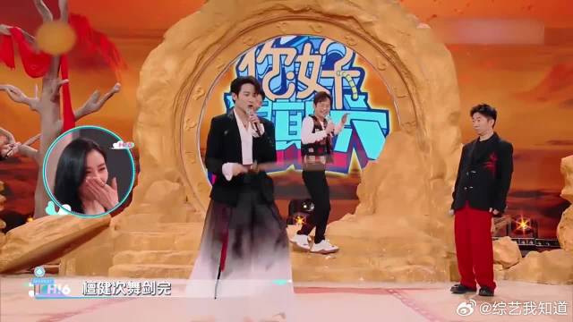 少侠好身手！檀健次现场展示舞剑，帅我一脸