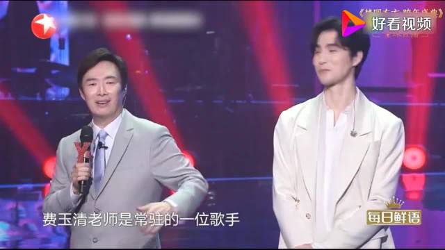 张韶涵在说话回忆的时候，肖战一直盯着她看，眼神莫名有爱！