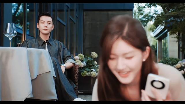 许妍沈皓明温馨日常喂鱼,龙舌兰倾注感情