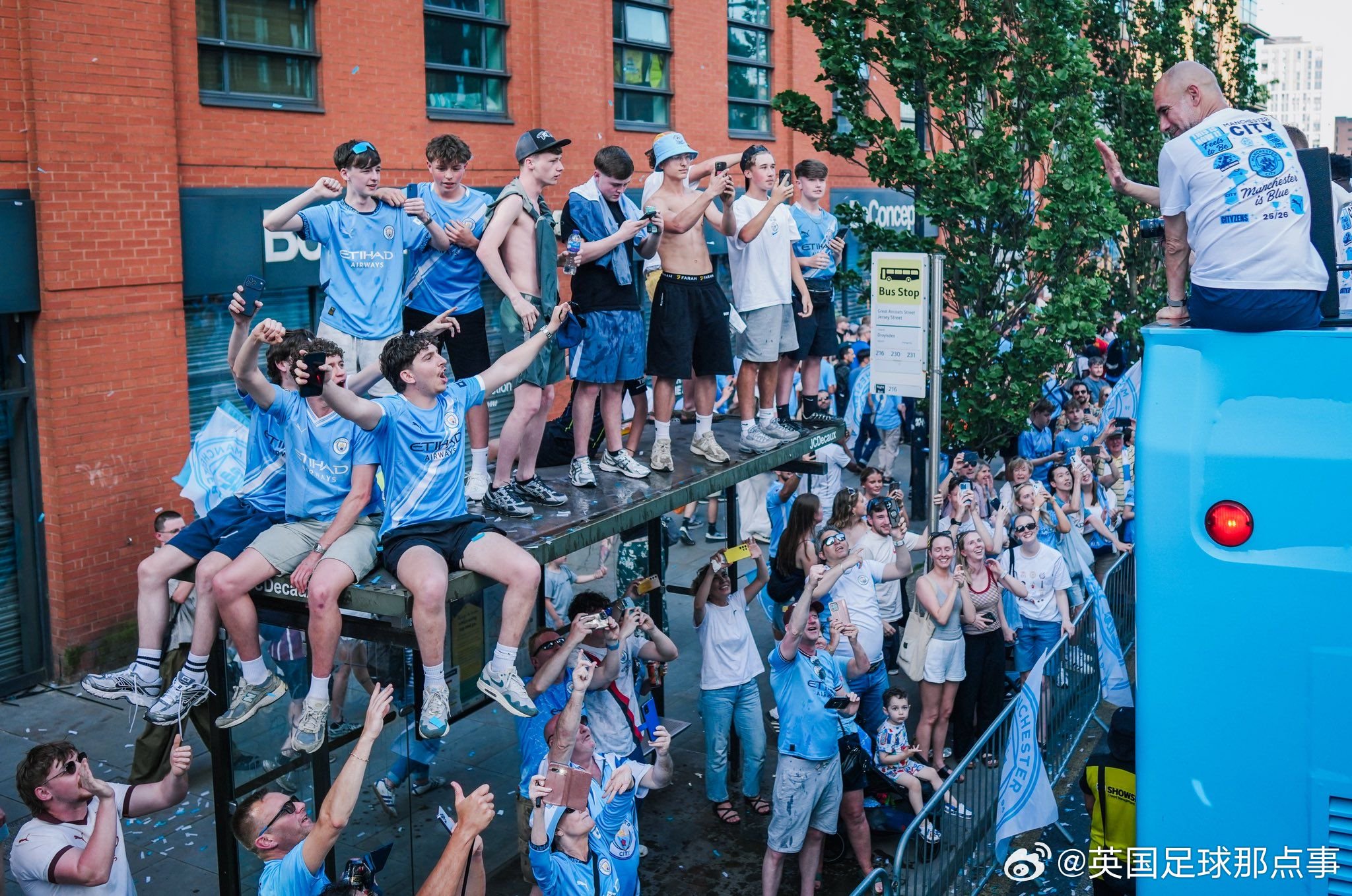 曼城球迷街头庆贺三线佳绩，告别瓜迪奥拉等传奇
