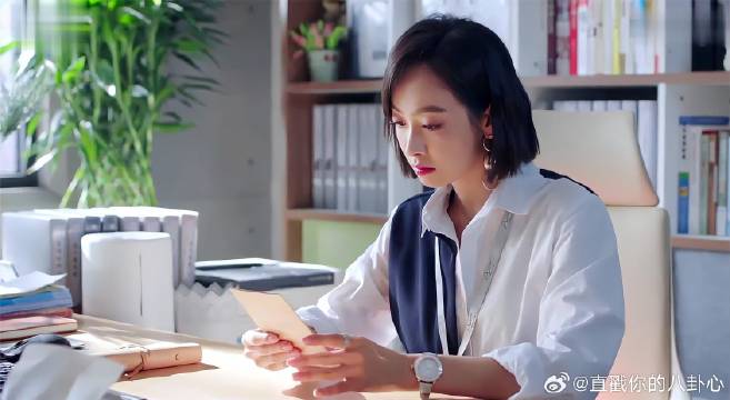贺繁星看到卡片，如临大敌，头脑顿时混乱起来