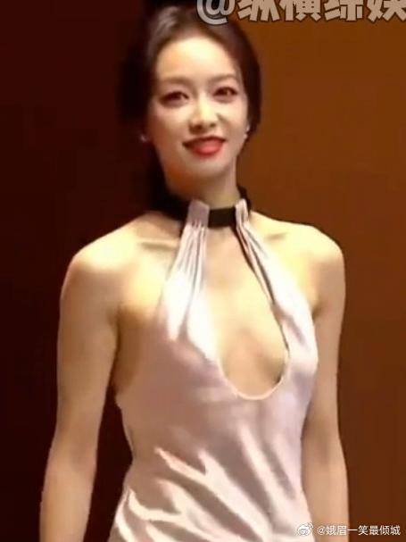 宋茜胆子又大了！深V礼服走红毯，真怕她不小心走光丨鹅剧派