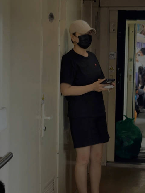 网友火车偶遇张凯丽赴张掖录综艺