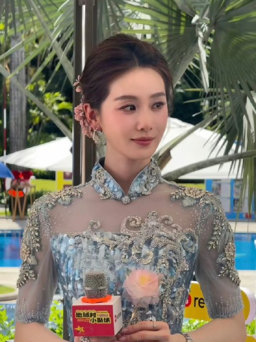 除了旗袍和绒花，刘诗诗当天的整体造型还搭配了哪些珠宝和配饰？