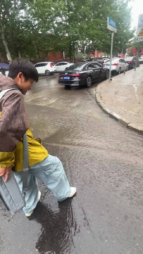 国服朵莉亚遇水坑秒变美人鱼自信后仰跳水引关注