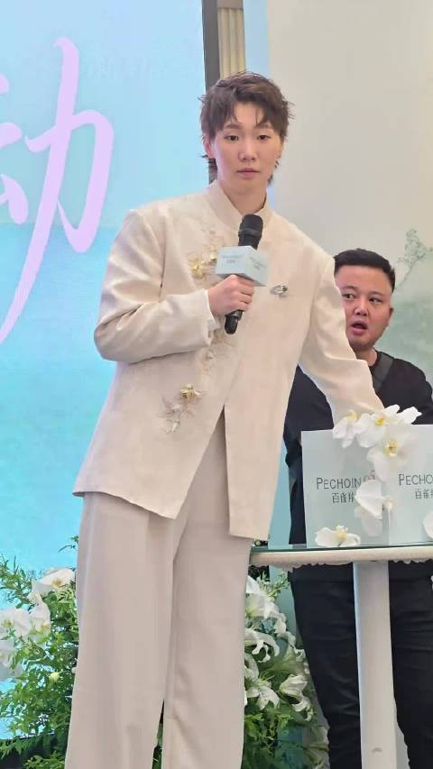 王曼昱被粉丝喊害羞了！