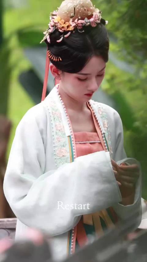 五官都在表达困惑的宋祖儿，是我最近的快乐源泉，这个表情包我收下了