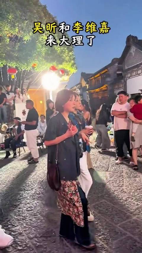 吴昕李维嘉大理街头画自画像疑为新综艺路透