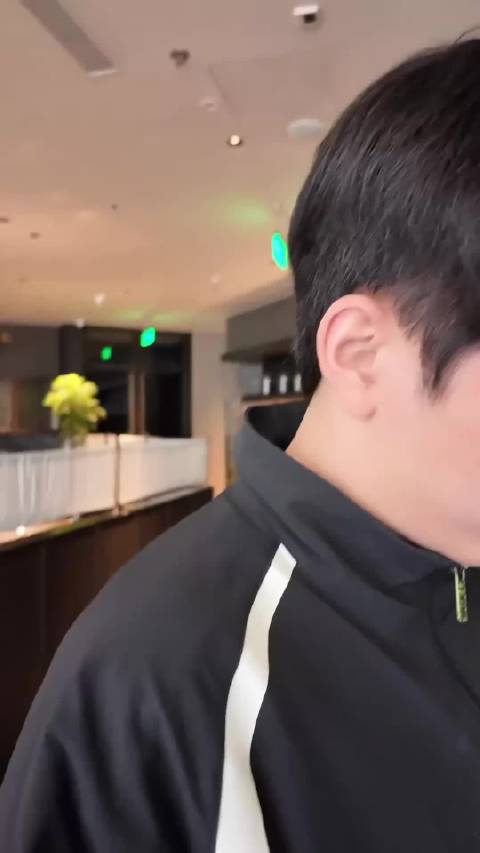 TT战队Heru探班记录罗云熙手机没电仍坚持训练
