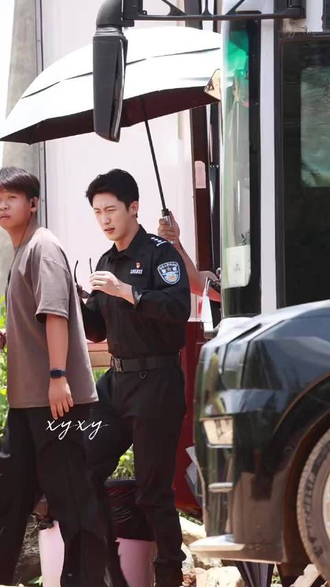 2026.5.26上班了@黄景瑜 cr logo 侵删