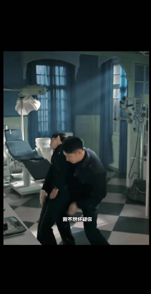 黄景瑜在孤战迷城里的黑衬衫造型杀疯了