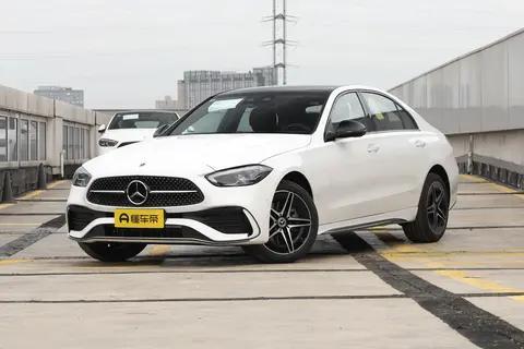 新车  售33.83万元起,全系换装2.0T发动机,新款奔驰C级上市