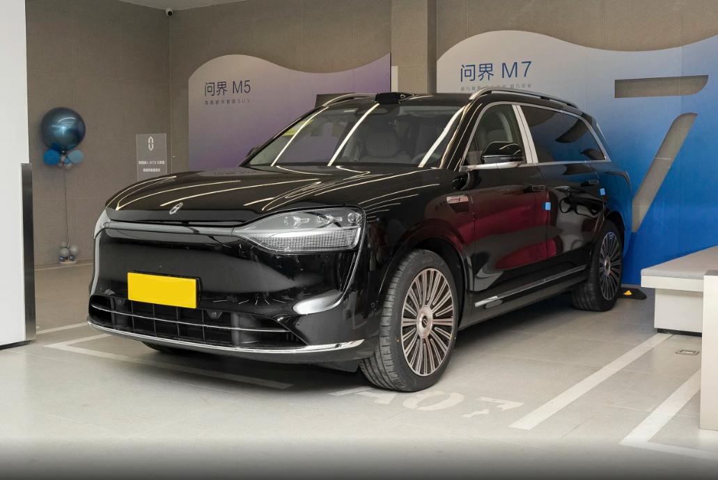 短途试驾体验问界M9 2025款,月销破万的秘诀是什么?