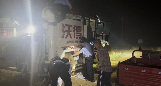 湖北一派出所所长带人徒手扒小麦_华哥