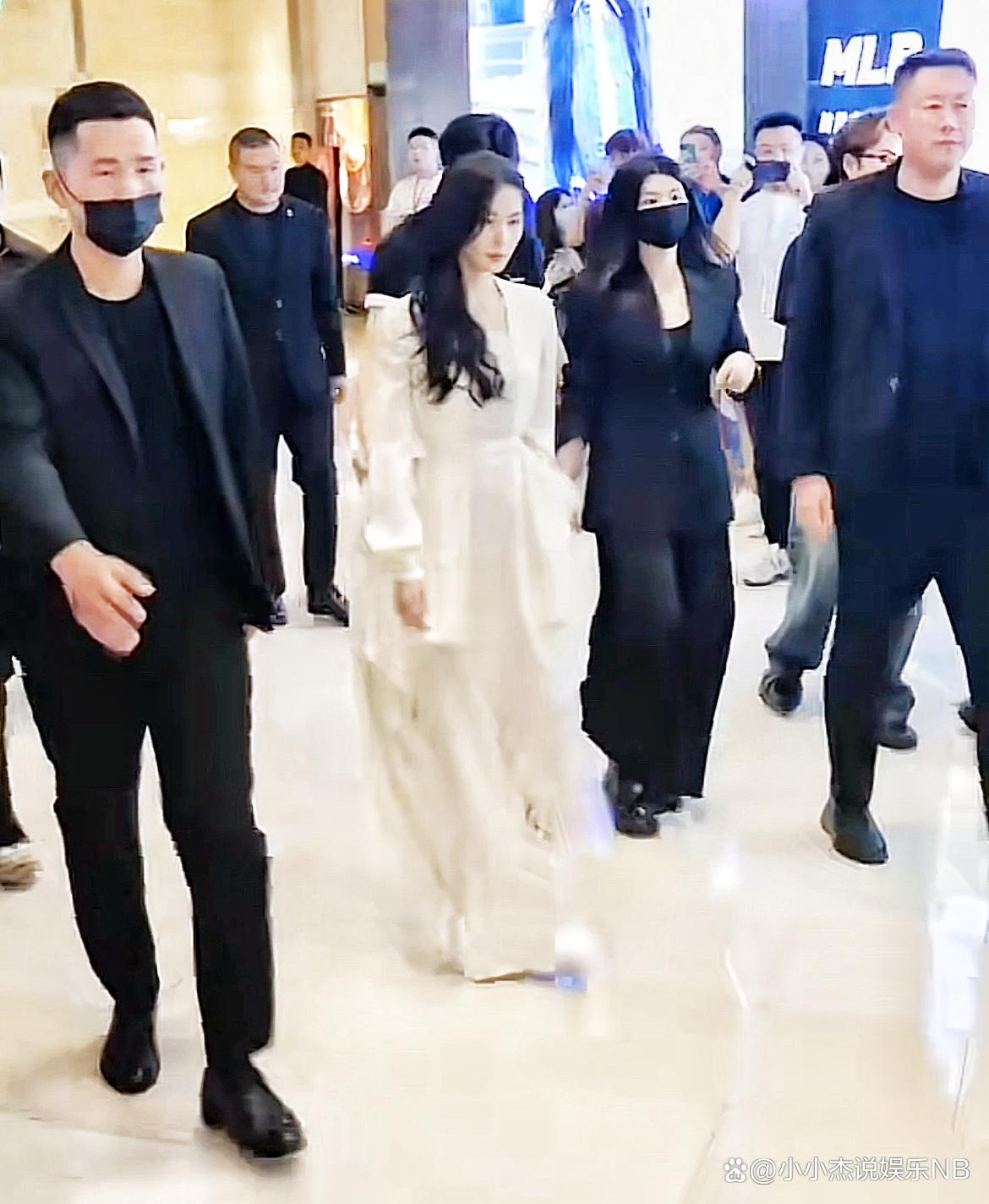 37岁刘诗诗参加活动,身材苗条状态保持得很好,网友:永远的女神