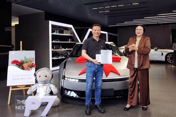 何小鹏喜提全新小鹏P7：王凤英亲自交付