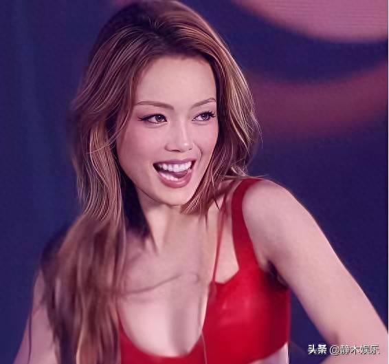 名气再大有何用?杨受成不放手,47岁大龄女容祖儿婚姻不美满。