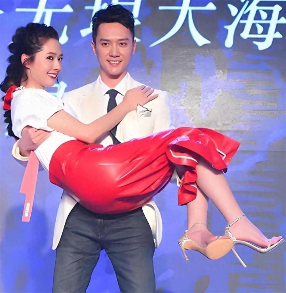 冯绍峰看着还是很有力气的，看着就像毫不费力的抱起了郭碧婷