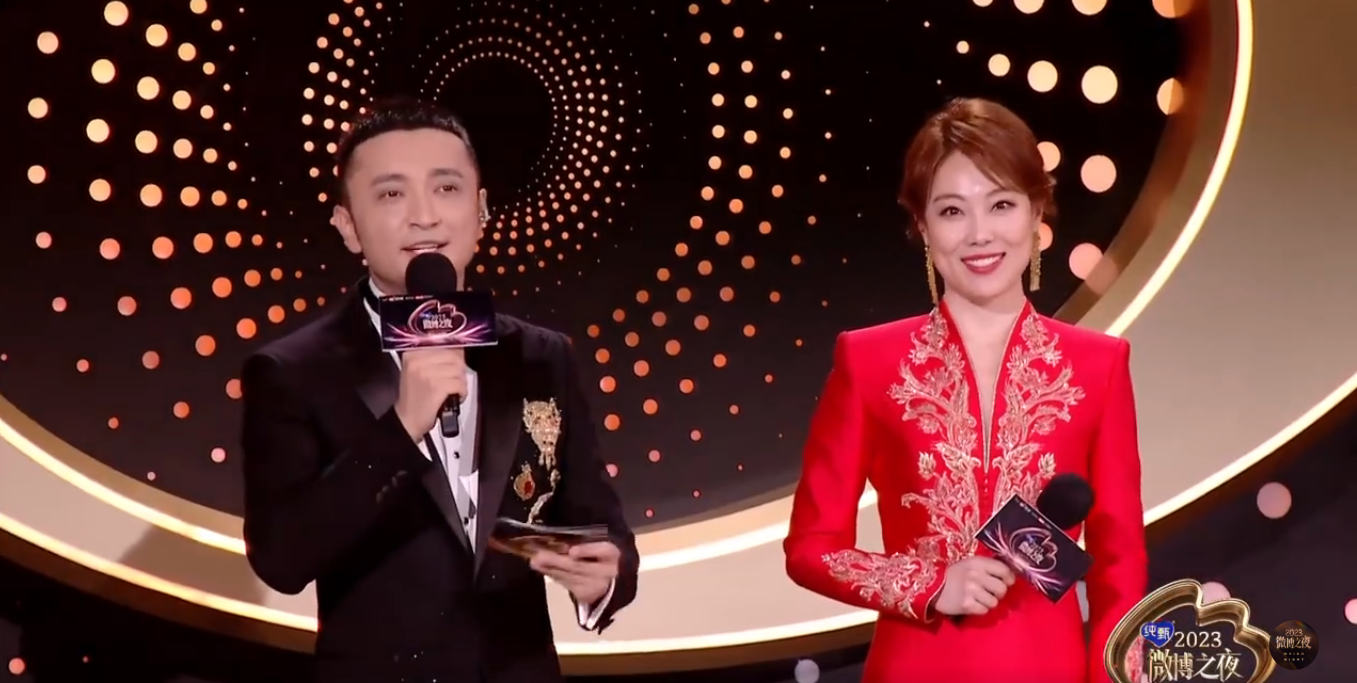 微博之夜盛典，尼格买提好用心，叫的是迪丽热巴、古力娜扎全名