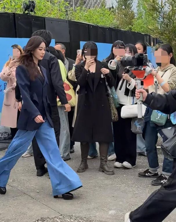 刘诗诗出席活动为红毯开场_当红女星_江苏龙网
