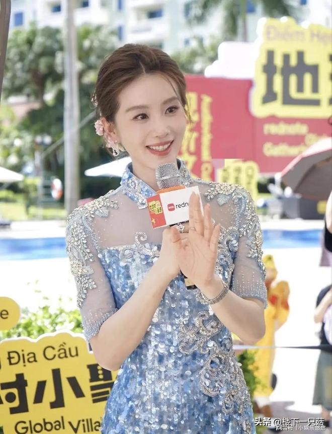 刘诗诗越南穿蓝色旗袍参加活动 户外40°妆容清透美得让人移不开眼