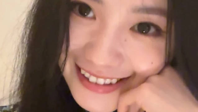 刘浩存唱《红梅花儿开》 怎么有这么可爱的女孩子！