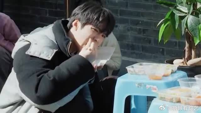 刘耀文说化的乞丐妆没有自己的皮肤黑
