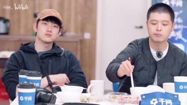 笑死，孙丞潇马頔没买到炸鸡，拿节目组盒饭吃哈哈哈哈